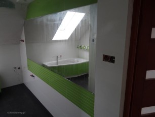 lustro na ścianie w łazience, płytki tubądzin białe figi