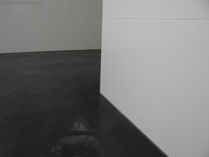 posadzka w łazience, czarne figi, czarne płytki łazienkowe