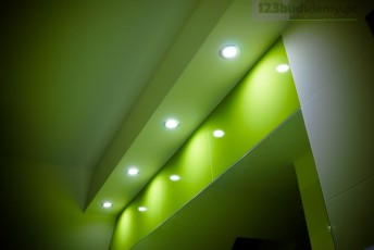 sufit podwieszany nad lustrem gzyms połka z oświetleniem led