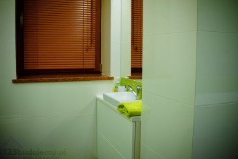 łazienka tubądzin białe płytki z kropkami