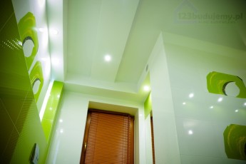 duże okno w łazience z żaluzją aluminiową imitacja drewnianej, bezinwazyjny montaż