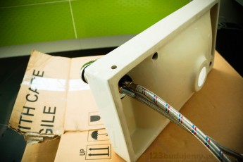 umywalka prostokątna do mycia rąk w toalecie