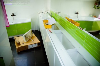 szafki łazienkowe fronty lakierowane połysk białe szuflady łazienkowe