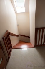 klatka schodowa po odmalowaniu ścian po montażu schodów