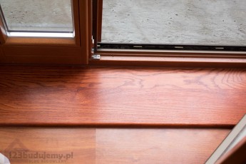 dębowy prób przed drzwiami na balkon