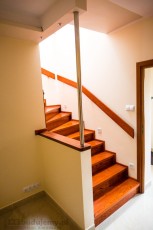 schody dębowe zabiegowe montaż hol przedpokój