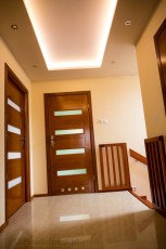 nowoczesny sufit podwieszany dwupoziomowy z oświetleniem led