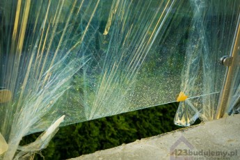 szklana balustrada na balkonie