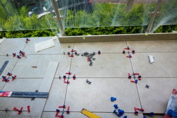 układanie płytek na balkonie system poziomowania płytek Perfect level