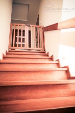 bramka na schodach, drewniana poręcz na ścianie