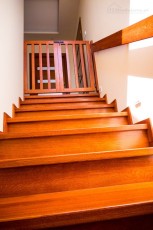 bezpieczne dziecko na poddaszu, barierka zabezpieczająca schody