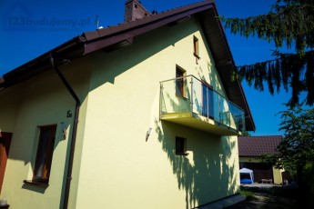 Balkon na gotowo , szklana balustrada z poręczą i słupkami z nierdzewki