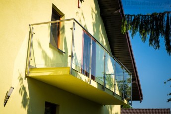 balkon szkło balustrada z poręczą i słupkami z nierdzewki