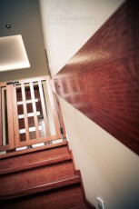 drewniana poręcz na klatce schodowej