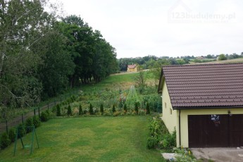 widok z okna dachowego na działkę garaż oghródek