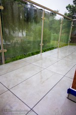 szklana balustrada w strugach deszczu