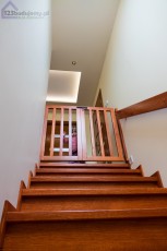 drewniana furtka na schodach