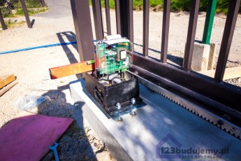 jak zainstalować silnik bramy przesuwnej