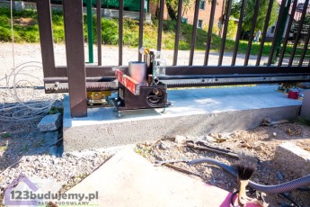 brama przesuwna betonowa stopa pod bramę