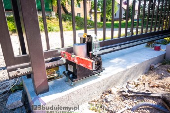 jak przykręcić silnik bramy do podstawy