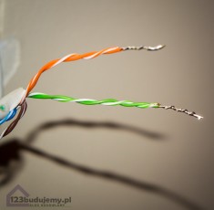 dwie żyły skręcone kabelki instalacja domofonu