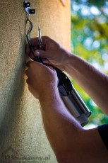 montaż lampy na elewacji ze styropianem