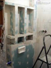 półki na kosmetyki na ścianie w łazience