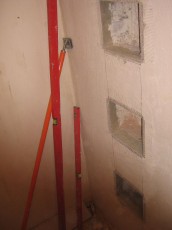 półki w scianie pod prysznicem