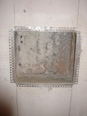 półka wykuta w ścianie pod prysznicem