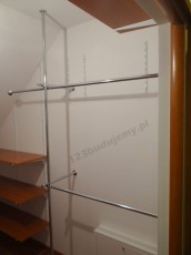 dwa poziomy rurek na wieszaki i kosze na bieliznę