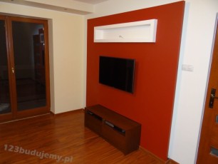 jak ukryć kable i kontakty do wiszącego na ścianie telewizora
