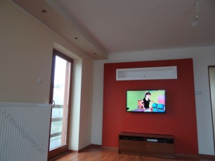 zabudowa telewizora w salonie lub sypialni z podświetleniem