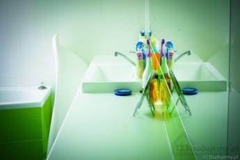 Przybory w łazience przy umywalce