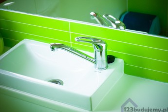 Umywalka w łazience, listro zielone płytki