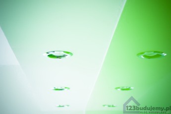 Półka z podświetleniem pod sufitem