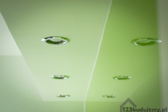 Półka z podświetleniem led pod sufitem nad lustrem