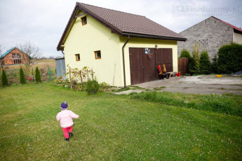 Dziecko przed domem