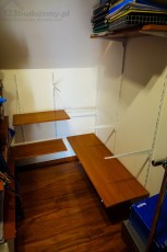 wymieniamy półki na drążek rurkę na wieszaki z ubraniami