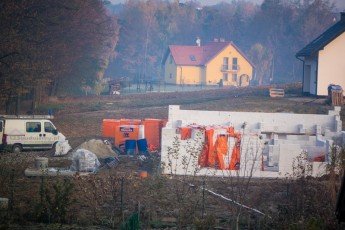 budowa domu z ytongu u sąsiadów za płotem