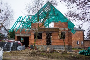 powstaje konstrukcja dachu na budowie u sąsiadów