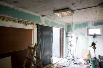 instalacja kabli pod bramę segmentową w garażu