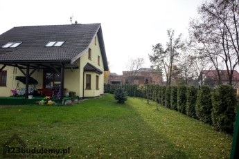 ogród jesienią widok na budowę domu po sąsiedzku