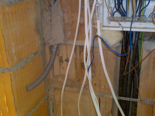instalacja elektryczna, kable, bezpieczniki, rozdzielnia