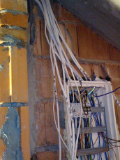 instalacja elektryczna, kable, bezpieczniki, rozdzielnia