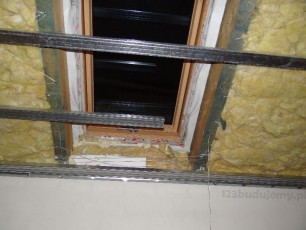 stelaż z profili cd i profili ud zabudowa poddasza obróbka okna dachowego