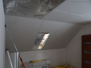 przykręcanie płyt do stelaża folia paroizolacyjna cieplna srebrna