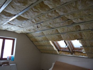 stelaż sufitu podwieszanego suchej zabudowy poddasza z płyt kartongips