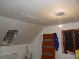 przykręcone płyty na stelażu fazowane końce na łączeniach