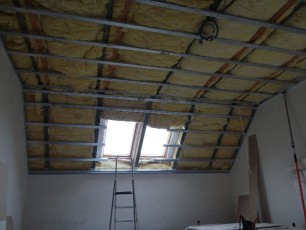 stelaż z pierwszą warstwą ocieplenie wełną mineralną