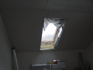 okno dachowe stelaż płytowanie okna